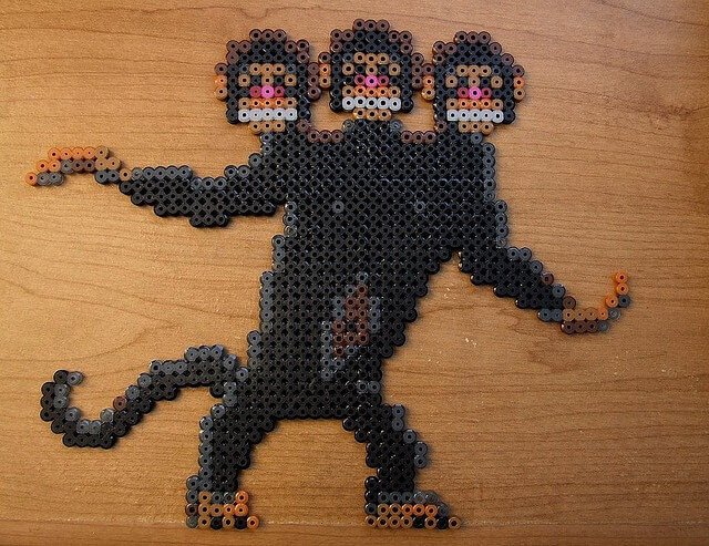 Ein drei-köpfiger Affe