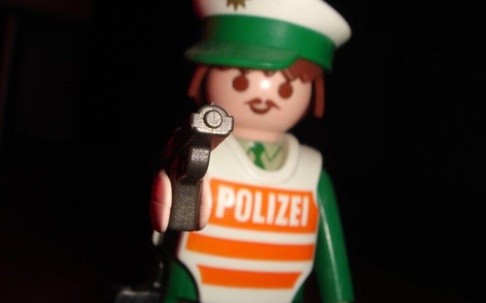 Playmobil-Polizist mit Waffe