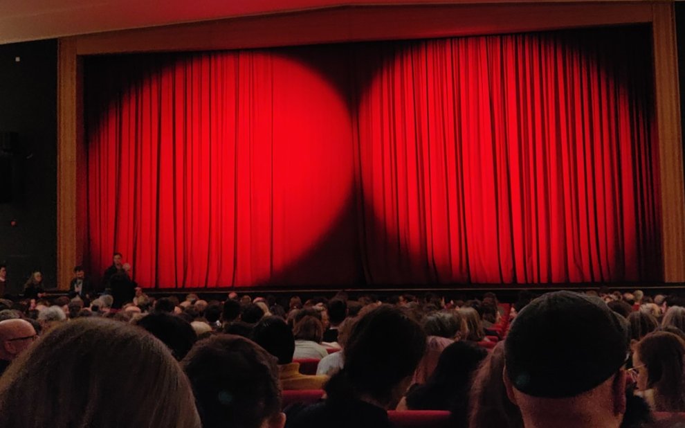 Kinosaal mit geschlossenem roten Vorhang