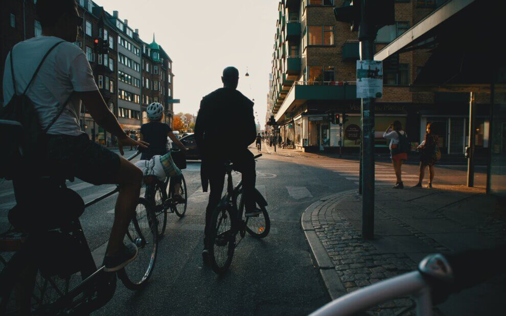 Symbolbild: Radfahrer warten an einer Kreuzung