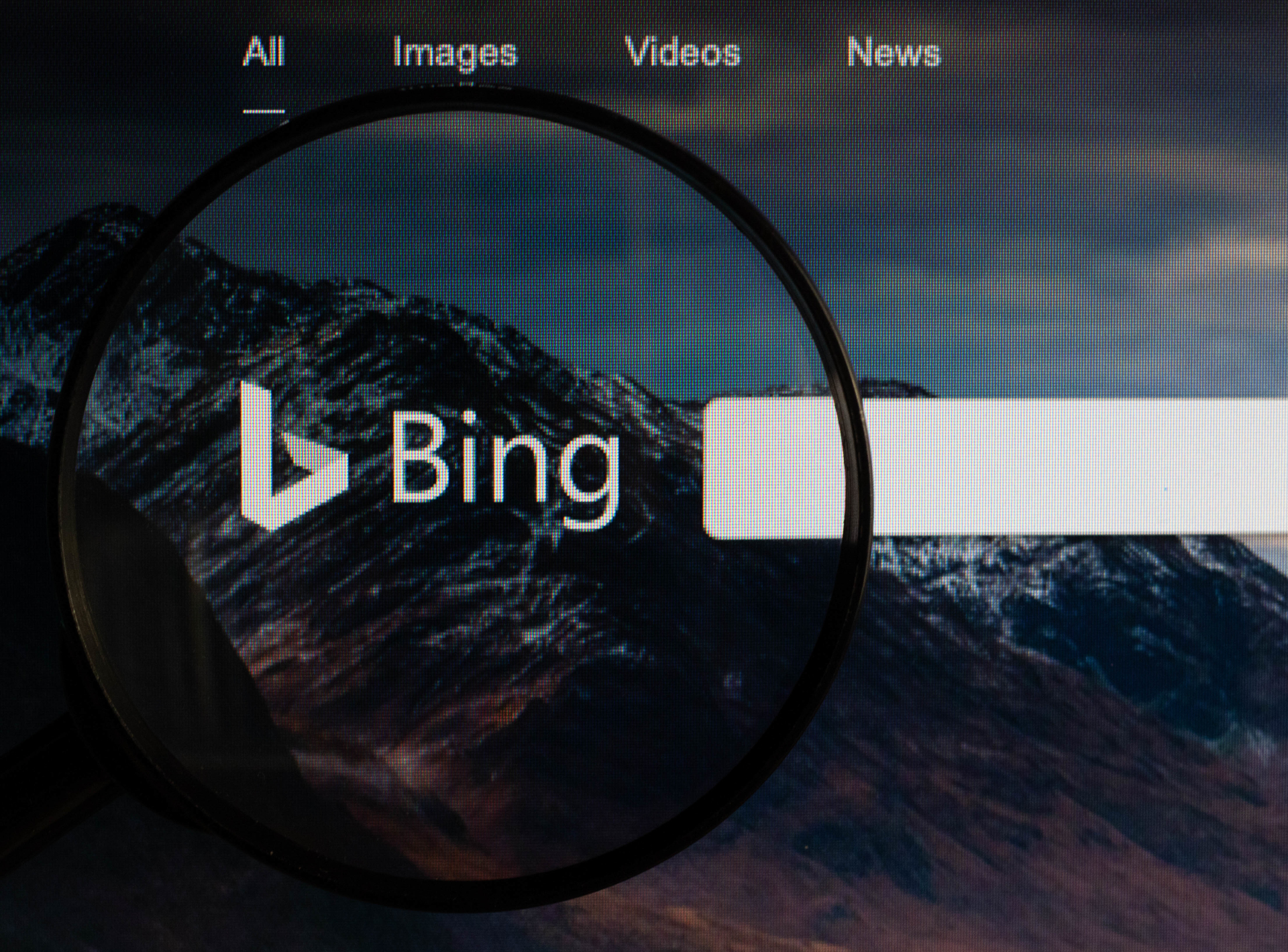 Screenshot der Startseite von Bing mit einer Lupe über dem Bing-Logo